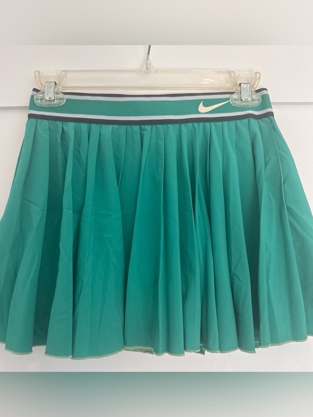 Nike Victory Women's Teal Pleated Skirt with Striped Waistband. Size M. EUC